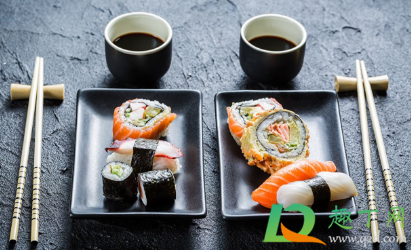 寿司可不可以热着吃(寿司要不要热了再吃)