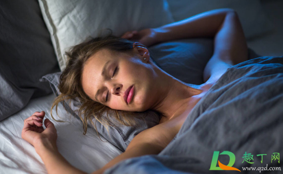 为什么不睡枕头更舒服(睡觉不用枕头反而舒服)