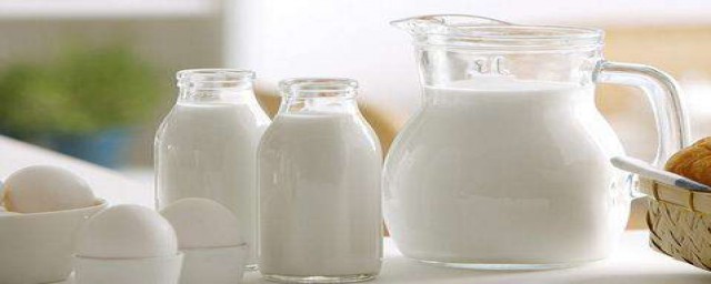 纯牛奶和酸奶都是各有利弊没法比较(纯牛奶好还是酸奶营养好)