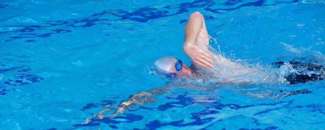 初学自由泳打水步骤(自由泳手脚怎么配合打水?)