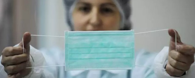 如何给婴儿带口罩(口罩怎么给宝宝带)