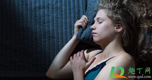 睡觉头东脚西是大忌吗(睡觉头东脚西是大忌吗床的最吉利摆放方位是哪)