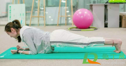 平板支撑一次做几组每组几分钟(平板支撑多少次一组)