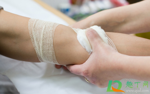 纱布粘肉上会自然脱落么(纱布粘下肉)