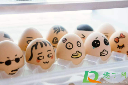 往冰箱放鸡蛋那头朝上(冰箱里存放鸡蛋是小头朝上吗)