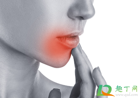 嘴唇上长疱疹怎么办(嘴唇上长疱疹怎么办还流水)