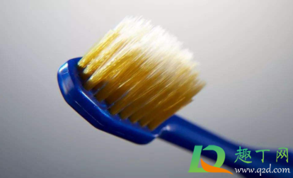 牙刷刷毛根部变黑什么原因(牙刷毛变黑是什么情况)