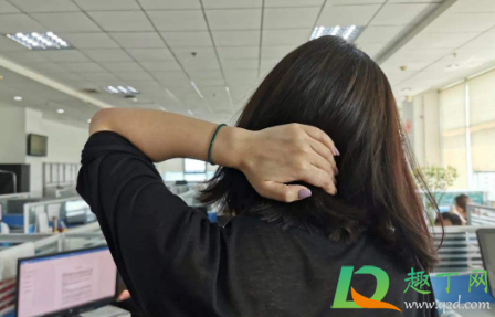 脖子后面有骨头凸起来是什么原因(脖子后面的骨头凸起来怎么回事)