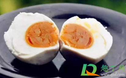 咸鸭蛋怎么看生的还是熟的(咸鸭蛋怎么看出是熟的)