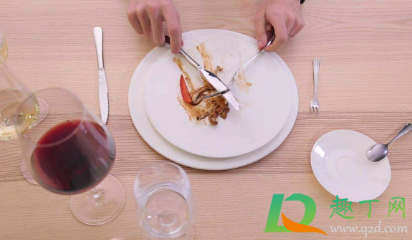 西餐刀叉用哪个手(吃西餐刀叉用哪个手)