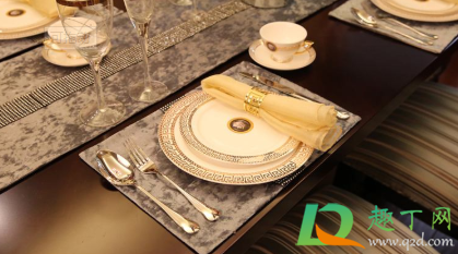 西餐刀叉用哪个手(吃西餐刀叉用哪个手) 西餐刀叉用哪个手(吃西餐刀叉用哪个手)