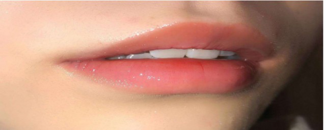 涂上唇膏之后怎么喝水吃东西呢？(涂上唇膏可以喝水吗)