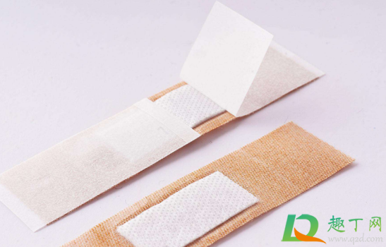 脚磨破皮了露肉冒水可以贴创可贴吗(脚上磨出水泡破了可以贴创可贴吗)