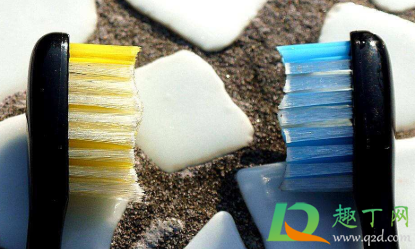 牙刷刷毛根部变黑什么原因(牙刷毛变黑是什么情况)