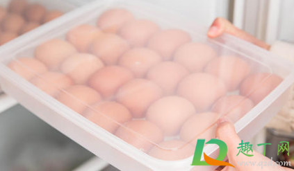 往冰箱放鸡蛋那头朝上(冰箱里存放鸡蛋是小头朝上吗)