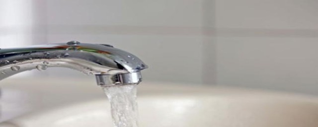 为什么自来水会有漂白水味(自来水有漂白剂的味道)