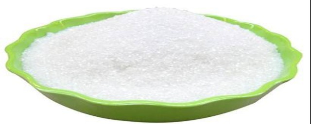 源自两种植物：甜菜和甘蔗(甘蔗是植物)