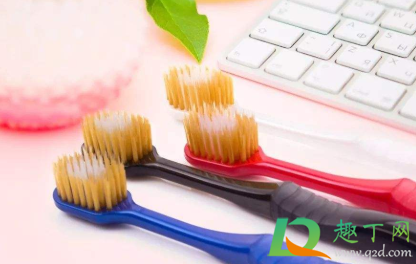 牙刷刷毛根部变黑什么原因(牙刷毛变黑是什么情况)