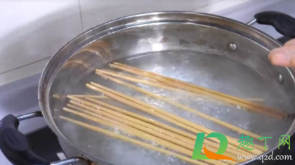 筷子发霉了用开水消毒了还可以用吗(筷子发霉开水煮了以后可以用吗)