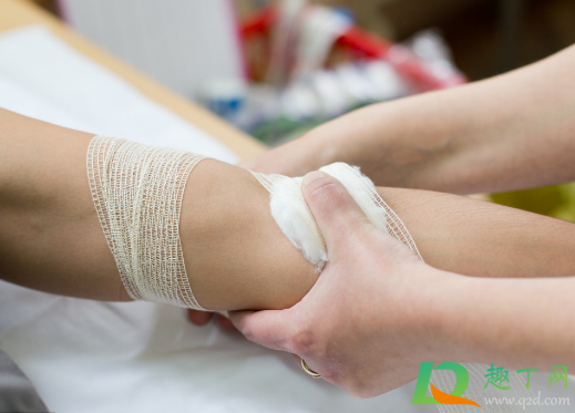 伤口敞开还是贴纱布好(伤口贴纱布好吗)