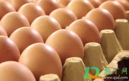 往冰箱放鸡蛋那头朝上(冰箱里存放鸡蛋是小头朝上吗)