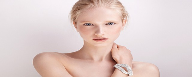 不同肤质去角质的正确步骤(去角质护肤品的正确方法步骤)