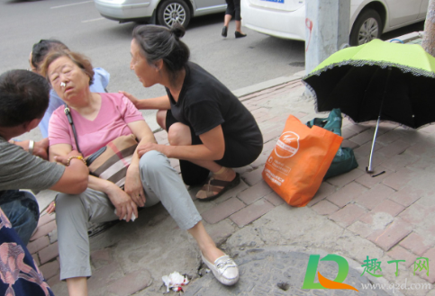 开车没撞到但对方摔倒怎么办(开车没有撞到人,对方自己摔倒怎么派法) 开车没撞到但对方摔倒怎么办(开车没有撞到人,对方自己摔倒怎么派法)