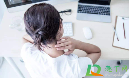 脖子后面有骨头凸起来是什么原因(脖子后面的骨头凸起来怎么回事)