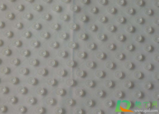 硅胶地垫是硬的吗(卫生间硅胶垫为什么是硬的)