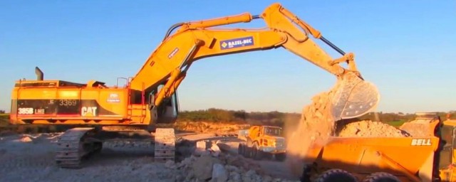 挖掘机甩土作业诀窍(挖掘机挖土甩方技巧)