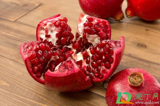 石榴剥开有点咖啡色皱巴巴能吃吗(石榴剥开多久会变色)