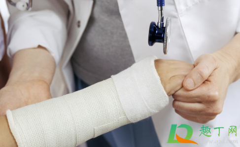 浴室滑倒会骨折吗(在浴室滑倒能赔偿吗)