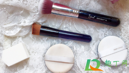 卸妆水能不能洗粉扑(擦粉需要用卸妆水吗)