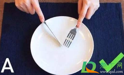 西餐刀叉用哪个手(吃西餐刀叉用哪个手) 西餐刀叉用哪个手(吃西餐刀叉用哪个手)