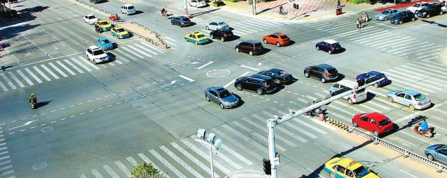 新手怎么判断车左右前方的盲区(开车如何判断车头左右方盲区距离)