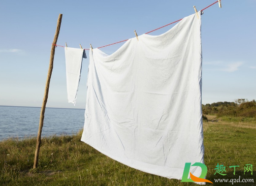 黑膏药粘床单上能不能洗掉(床单上黑色稠粘膏药怎么去除)