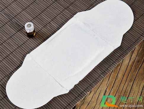 膏药能碰水吗(贴膏药的地方可以碰水吗) 膏药能碰水吗(贴膏药的地方可以碰水吗)