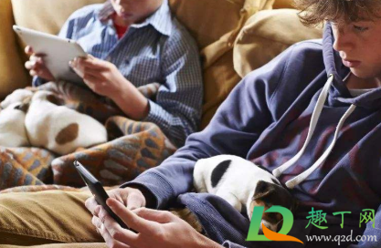 雷雨天在家玩手机安全吗(雷雨天在室内玩手机有危险吗) 雷雨天在家玩手机安全吗(雷雨天在室内玩手机有危险吗)