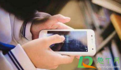 雷雨天在家玩手机安全吗(雷雨天在室内玩手机有危险吗) 雷雨天在家玩手机安全吗(雷雨天在室内玩手机有危险吗)