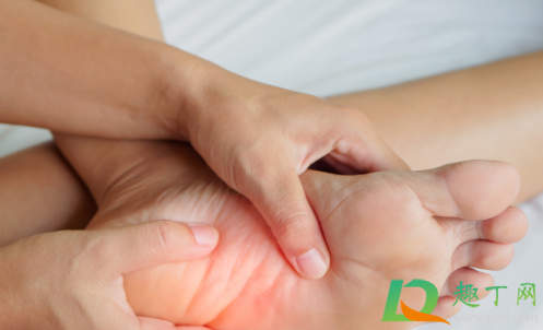 脚心发热能用冷水冰吗(脚心发热可以用冰敷吗)