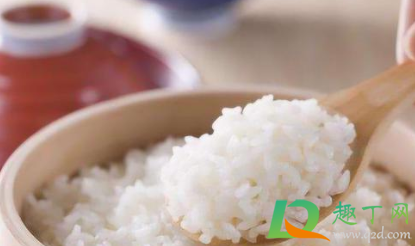 米饭煮稀了怎么让它干(怎样煮出干散的米饭)