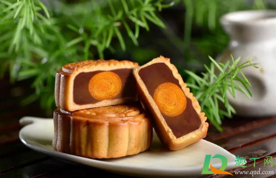 月饼一次吃多少算过量(一次吃月饼多少克) 月饼一次吃多少算过量(一次吃月饼多少克)