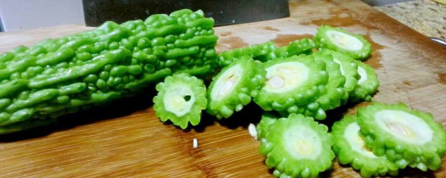 苦瓜干泡水喝能减肥吗(用晒干的苦瓜泡水喝有减肥的功效吗)