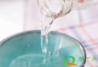 白醋洗脸有什么好处(晚上用白醋洗脸有什么好处)