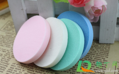 卸妆水能不能洗粉扑(擦粉需要用卸妆水吗) 卸妆水能不能洗粉扑(擦粉需要用卸妆水吗)