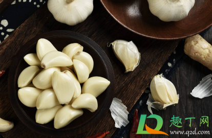 大蒜头颜色黄的能不能吃(大蒜颜色发黄 可以吃吗)