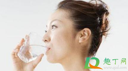 一次喝3.2L水致水中毒怎么回事(喝3000ml水中毒) 一次喝3.2L水致水中毒怎么回事(喝3000ml水中毒)