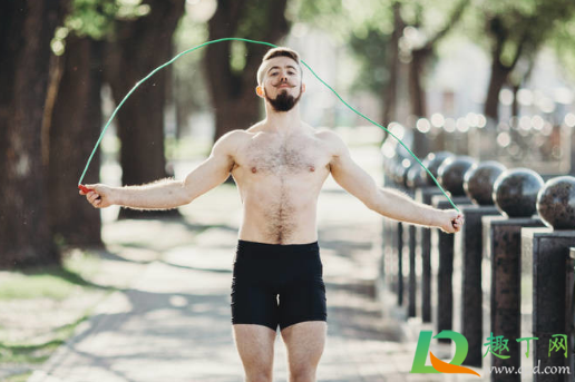 跳绳漏尿正常吗(四十多岁的女人跳绳漏尿正常吗)