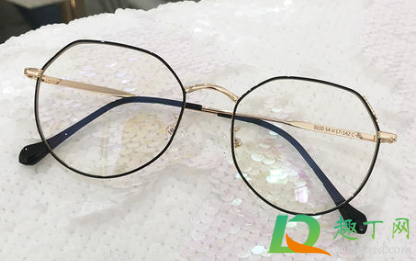 眼镜怎么擦才不会花(怎么擦眼镜不让眼镜花)