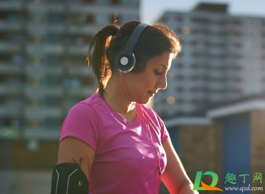 头戴式耳机出汗会有影响吗(戴耳机耳朵出汗)